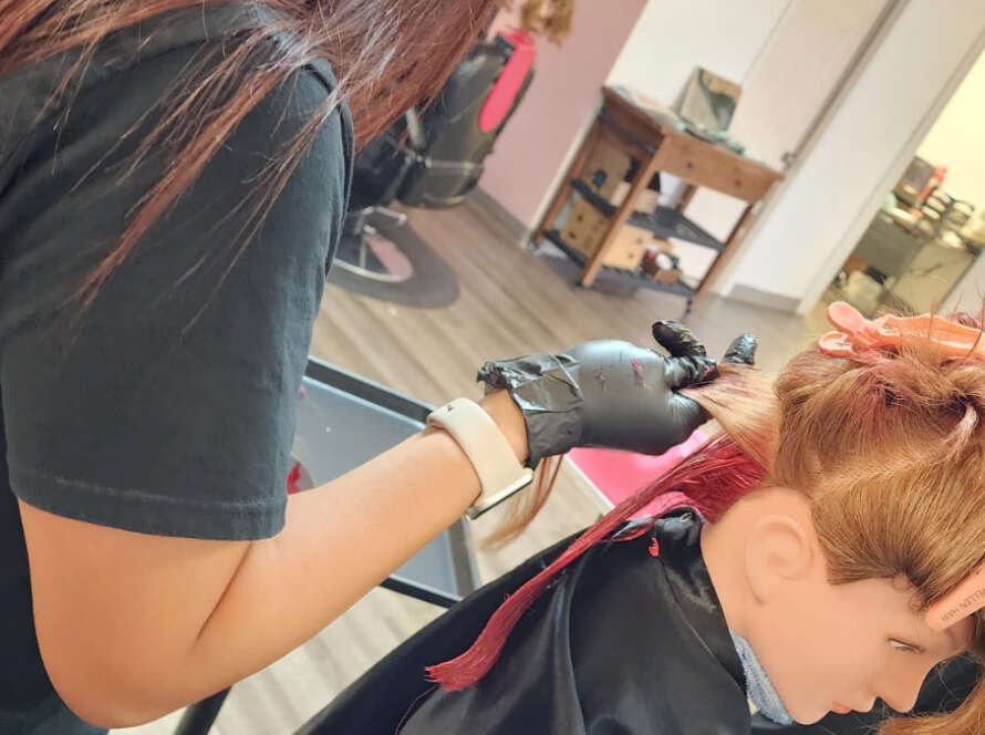 Cursos de cosmetología aprobados por TDLR: tu primer paso hacia una carrera legal y profesional en Texas