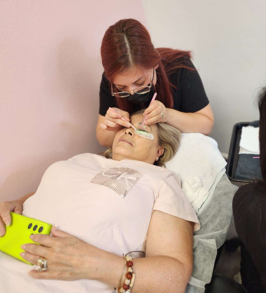 Extensión de pestañas en GLAM Beauty Academy