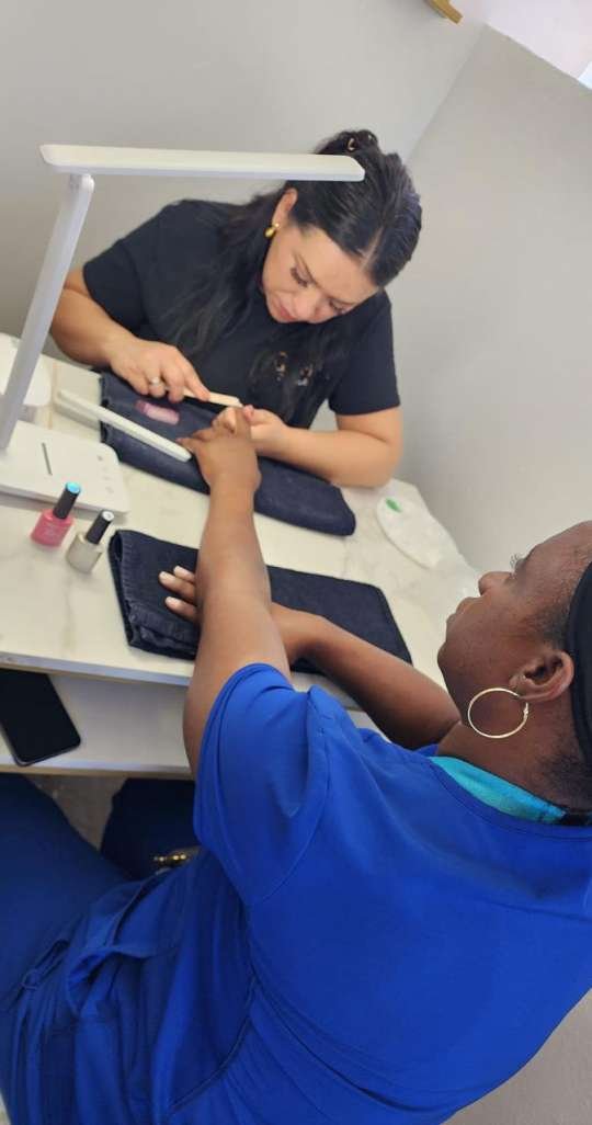 Manicurista en GLAM Beauty Academy